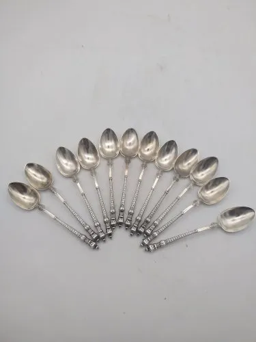 12 cuillères à café , dessert, en argent . Poinçons minerve et orfèvre . 12,5 cm .