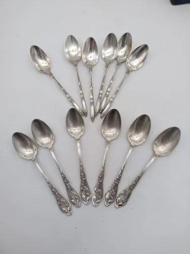 12 cuillères à café /moka . 6 Boulenger et 6 marquage aux lauriers .