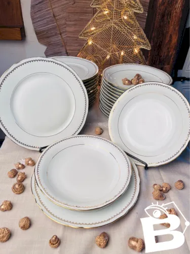 14 assiettes plates et 14 creuses en porcelaine blanche et dorée