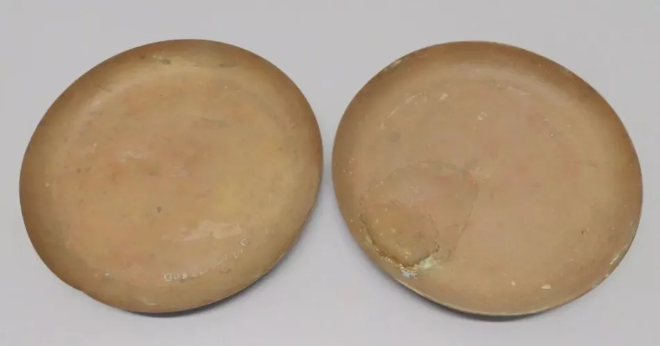 - 2 ANCIENS PLATEAUX de BALANCE ROBERVAL en LAITON 1 avec Nombreux poinçons D