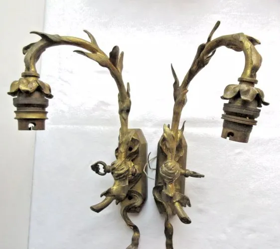 2 appliques murales en bronze doré, anciennement à gaz, branches d'olivier