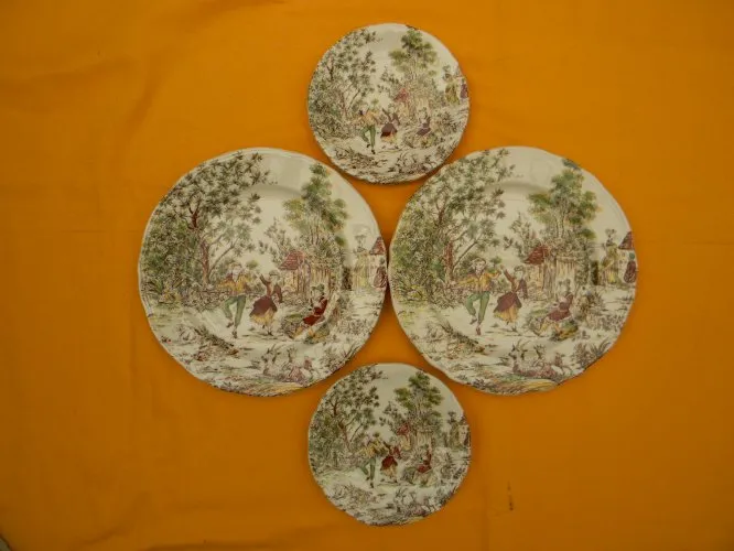 2 assiettes à dessert et 2 sous tasses en faïence de LUNEVILLE.