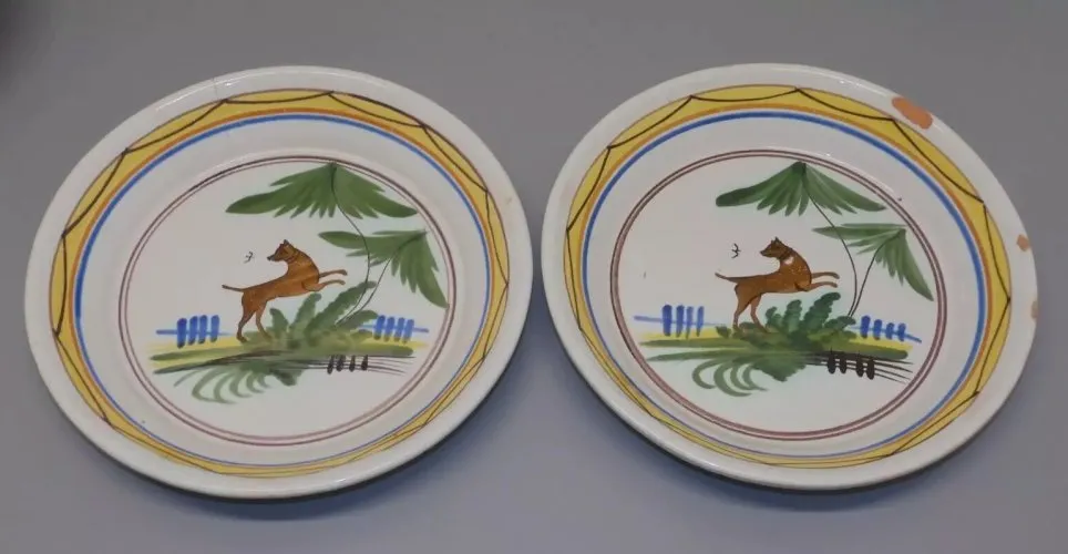 -2 ASSIETTES CALOTTES TERRE CUITE EMAILLEE XIXe 1 CHIEN au CENTRE Accidentées D