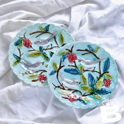 2 assiettes en barbotine oiseaux, XIXe