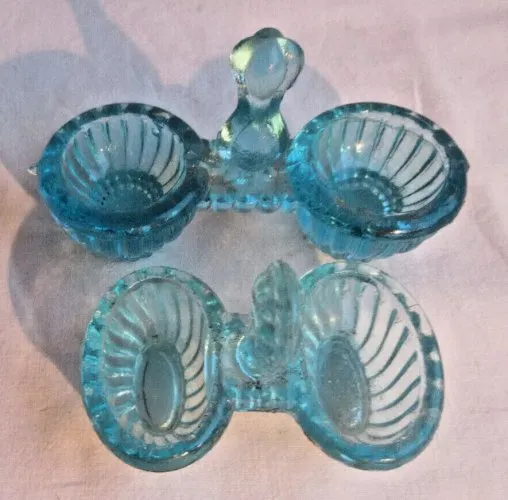 2 petites salières Art Déco en verre bleu, l'une de dînette est signée Portieux