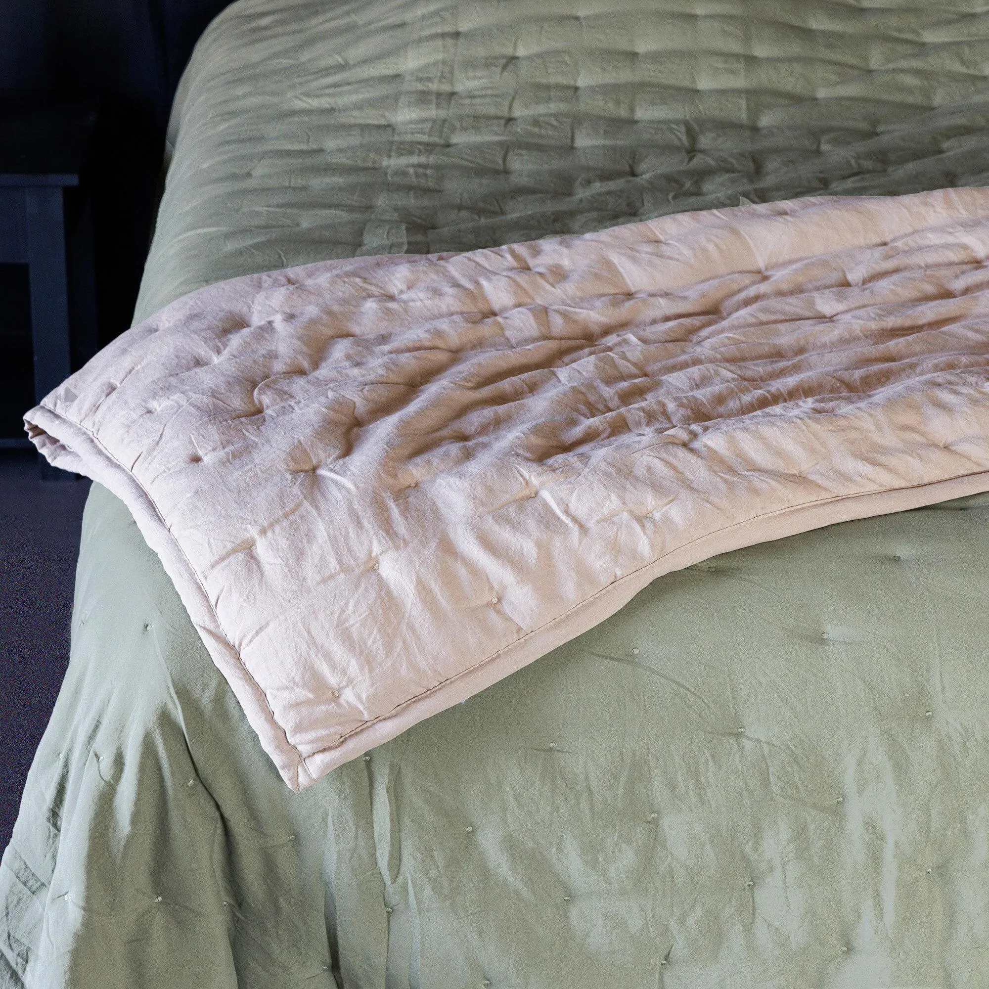 Couvre-lit 220x240 cm CELESTE velours piquage points brodés vert Sauge