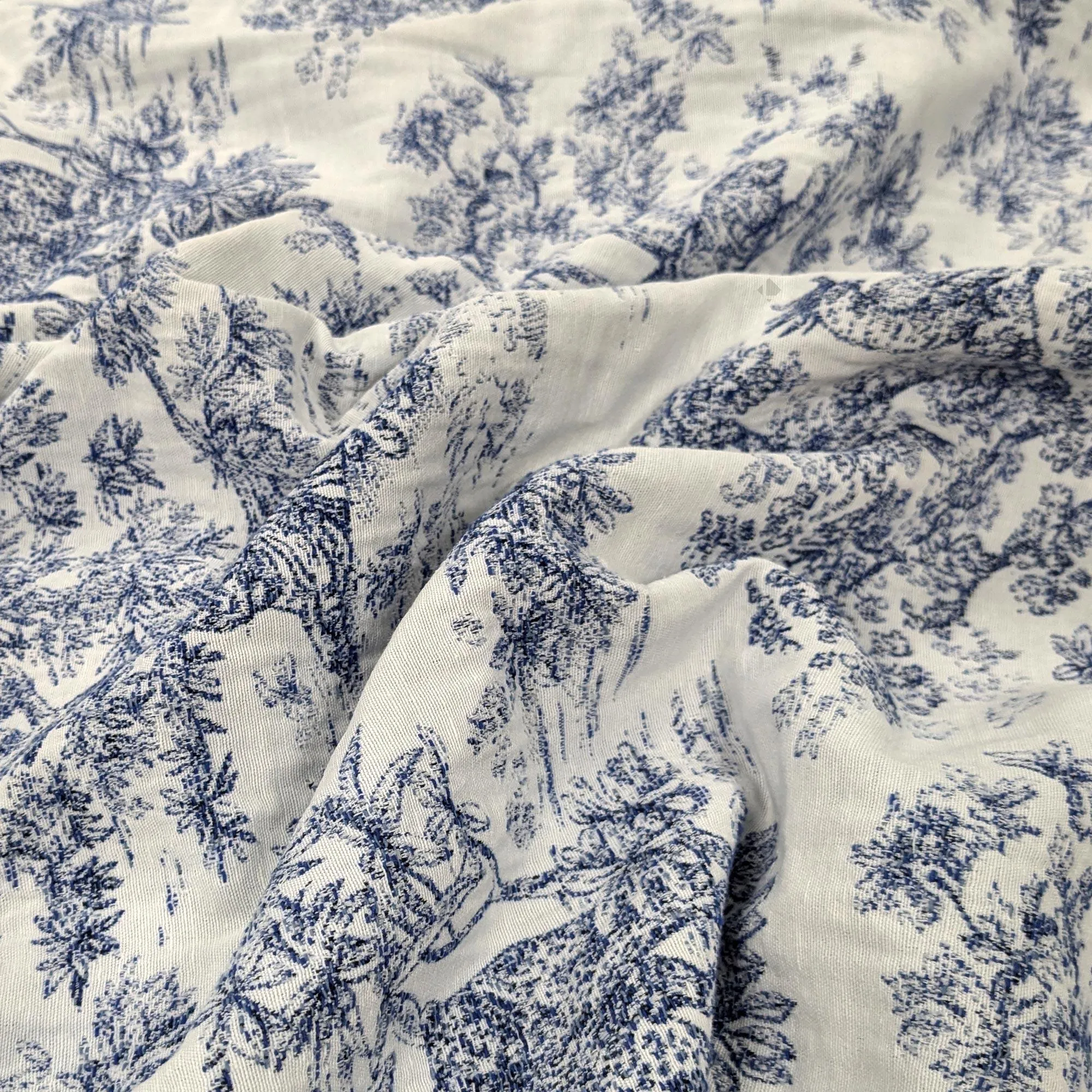 Tissu jacquard tissé teint MACASSAR motif Toile de Jouy mixte bleu