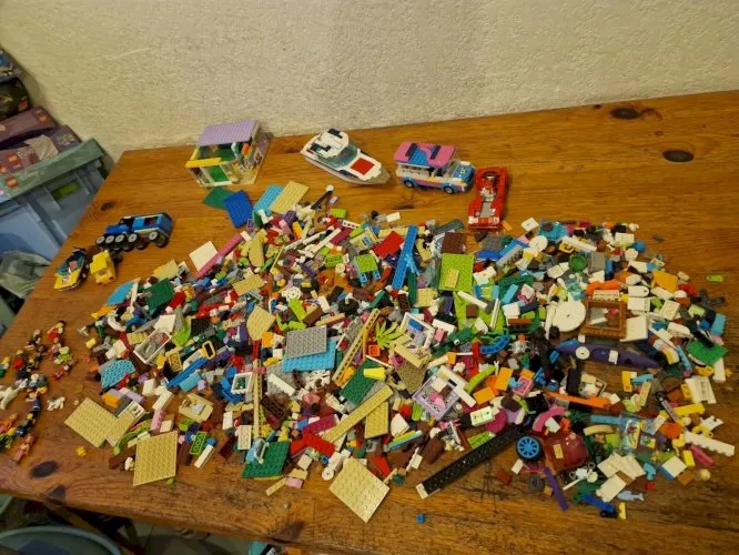 2,7 kg lot de lego friends et autre nombreux personnages ...ref 5