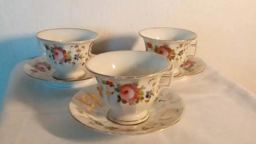 3 ANCIENNES TASSES EN PORCELAINE DE PARIS FIN 19 EME**