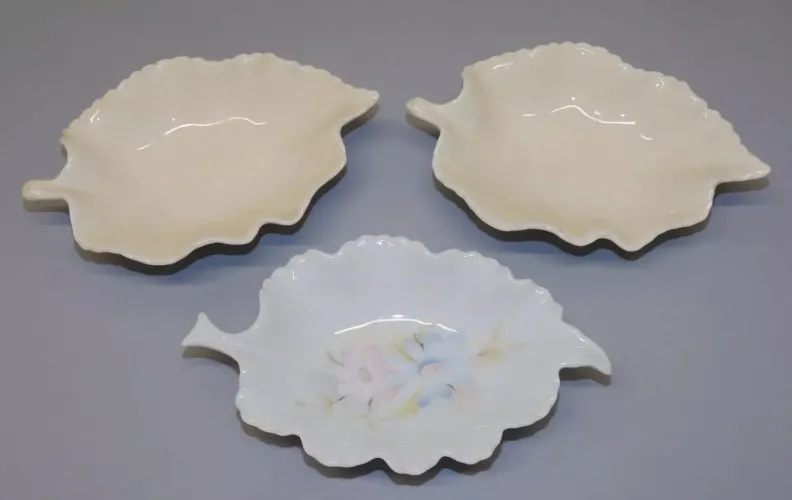 -3 COUPELLES PORCELAINE DE LIMOGES 2 Beiges et 1 Blanche avec Fleurs Pastels  D