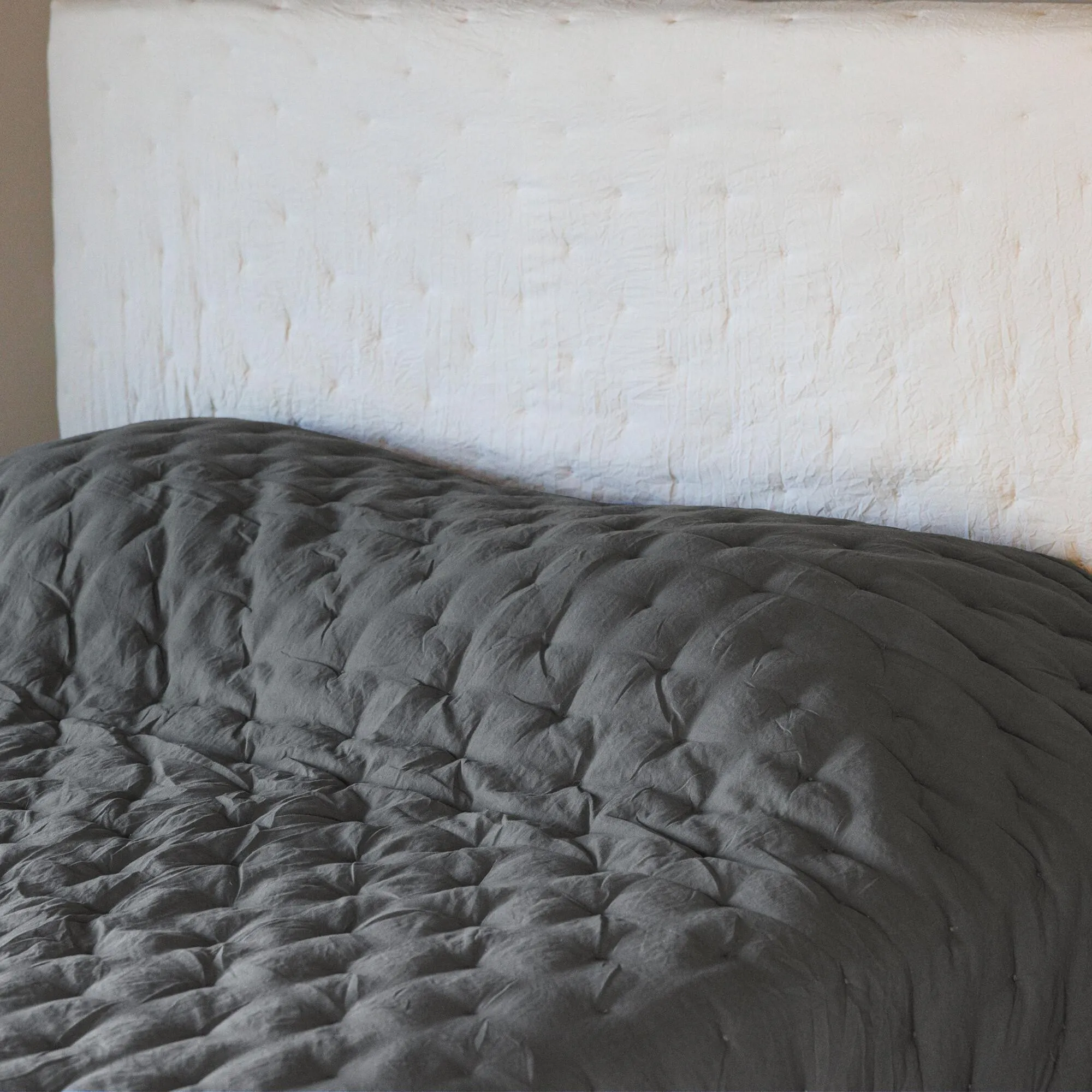 Couvre-lit 240x260 cm CELESTE velours piquage points brodés gris Anthracite