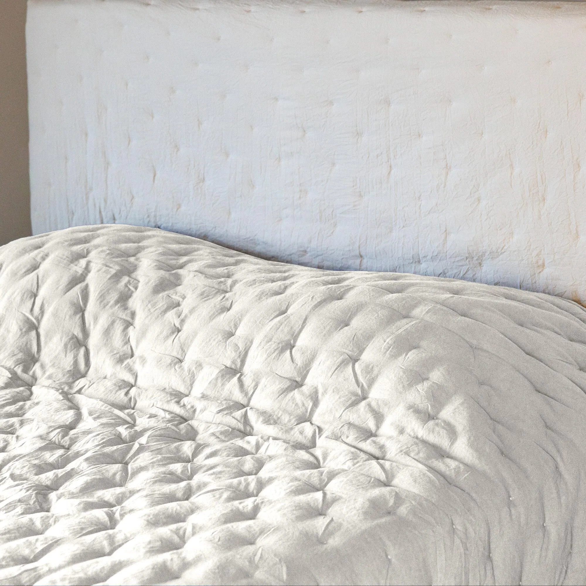 Couvre-lit 180x240 cm CELESTE velours piquage points brodés blanc Nacre