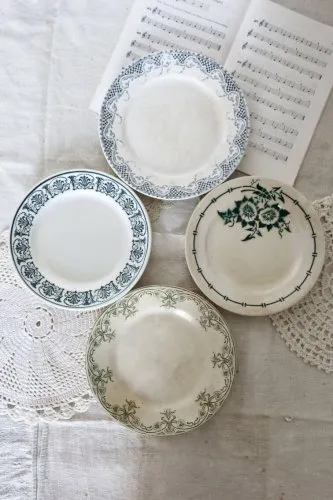 4 assiettes à dessert terre de fer blanches et vertes dépareillées lot Arabesque