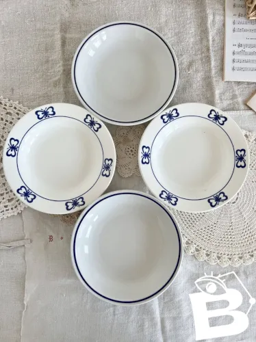 4 assiettes creuses vintage dépareillées porcelaine bleue blanche bistrot papillons