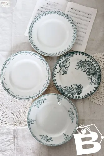 4 assiettes plates terre de fer blanches et vertes dépareillées lot Prairie