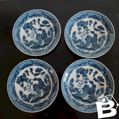 4 coupelles en porcelaine japonaise