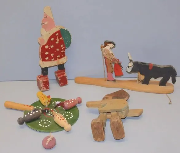 -4 JOUETS BOIS 2 ARTICULES TORERO & TAUREAU PERE NOEL 4 POULES 1 PERSONNAGE  D