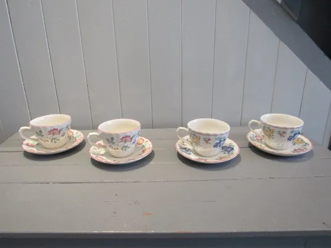 4 tasses + soucoupes en porcelaine anglaise Churchill
