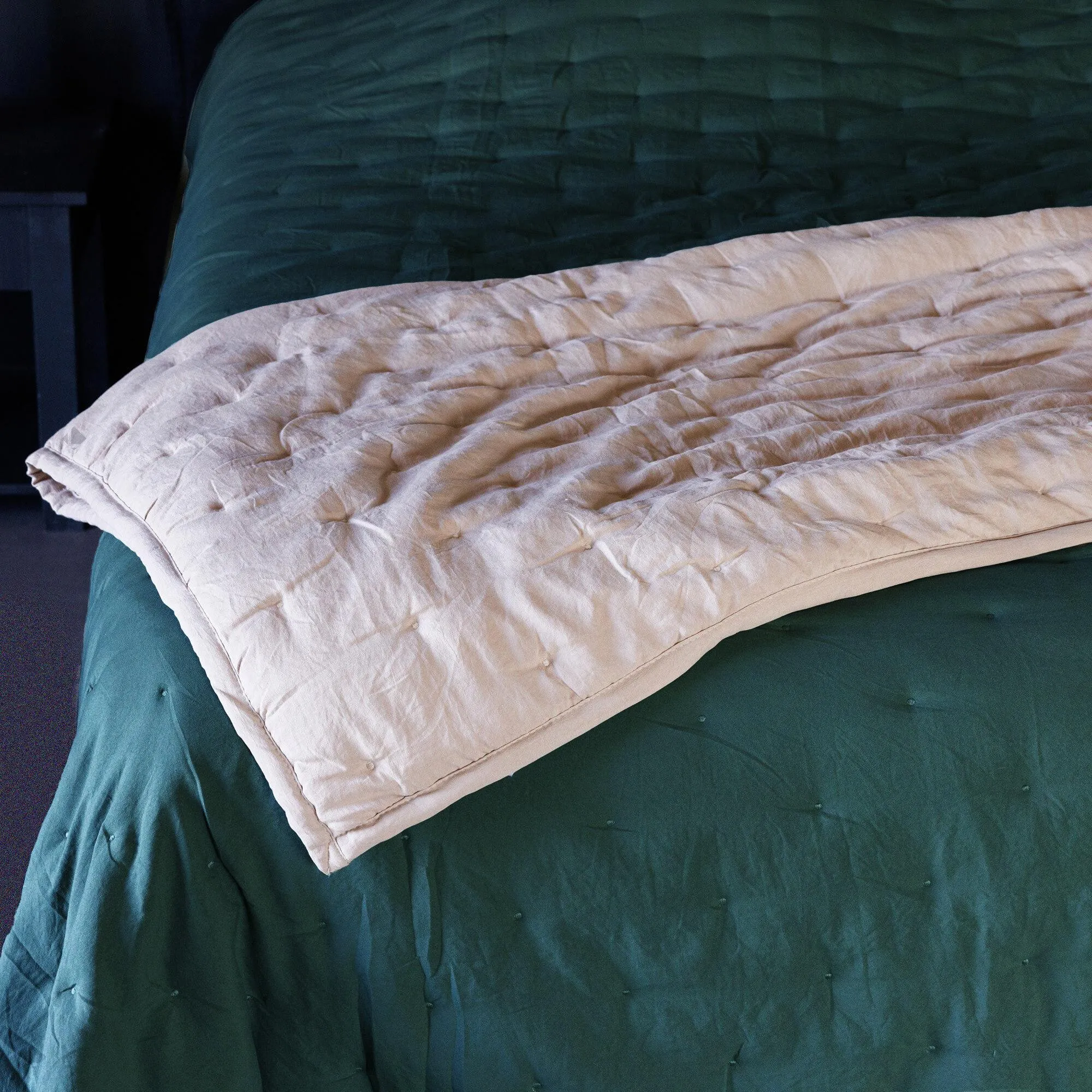 Couvre-lit 240x260 cm CELESTE velours piquage points brodés bleu Geai