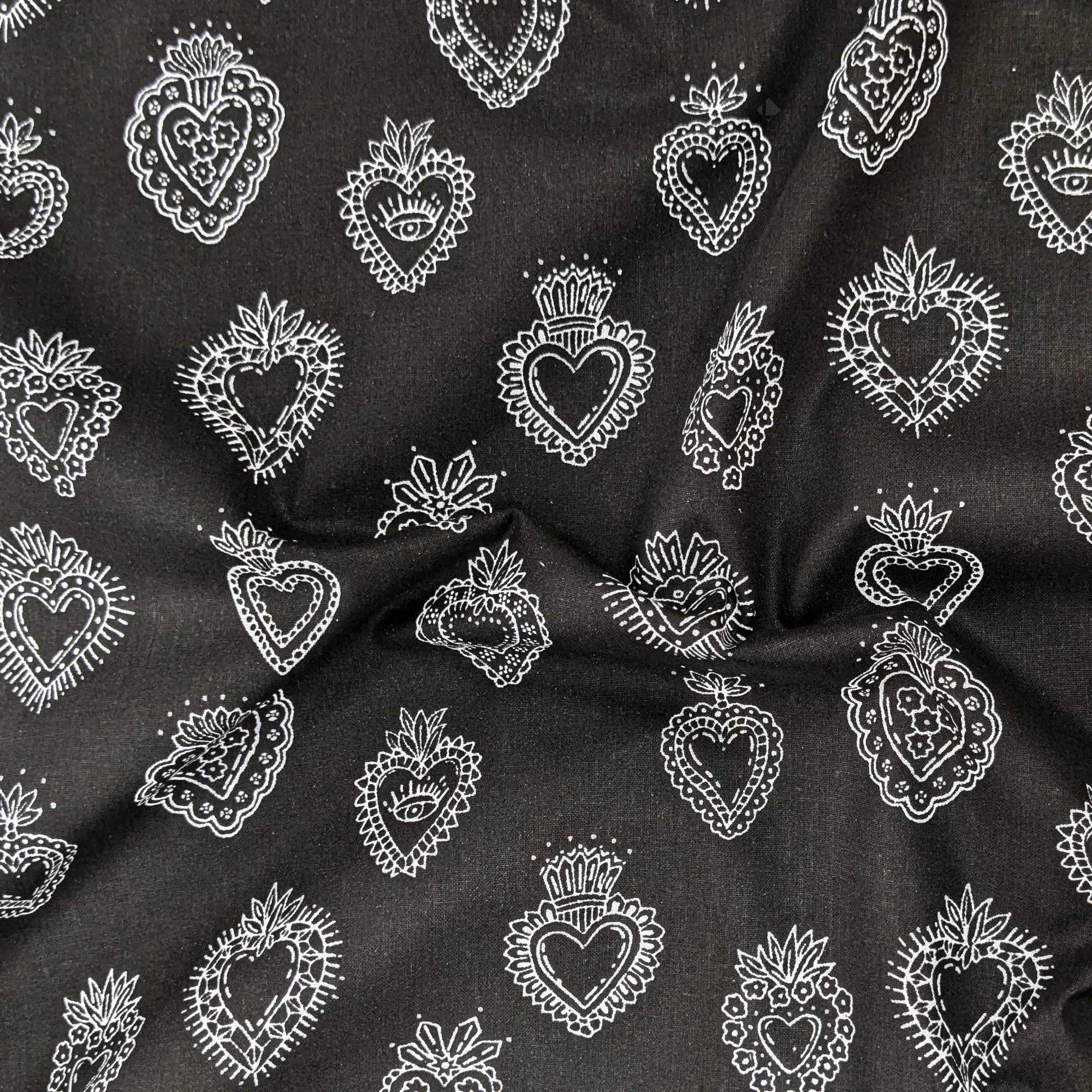 Tissu percale imprimee EX-VOTO motif coeurs pur coton noir argt