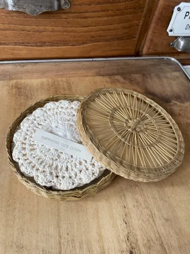 5 sous-verres napperons dans leur boîte en osier fin