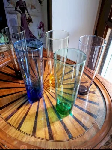 5 verres colorés longs et fins