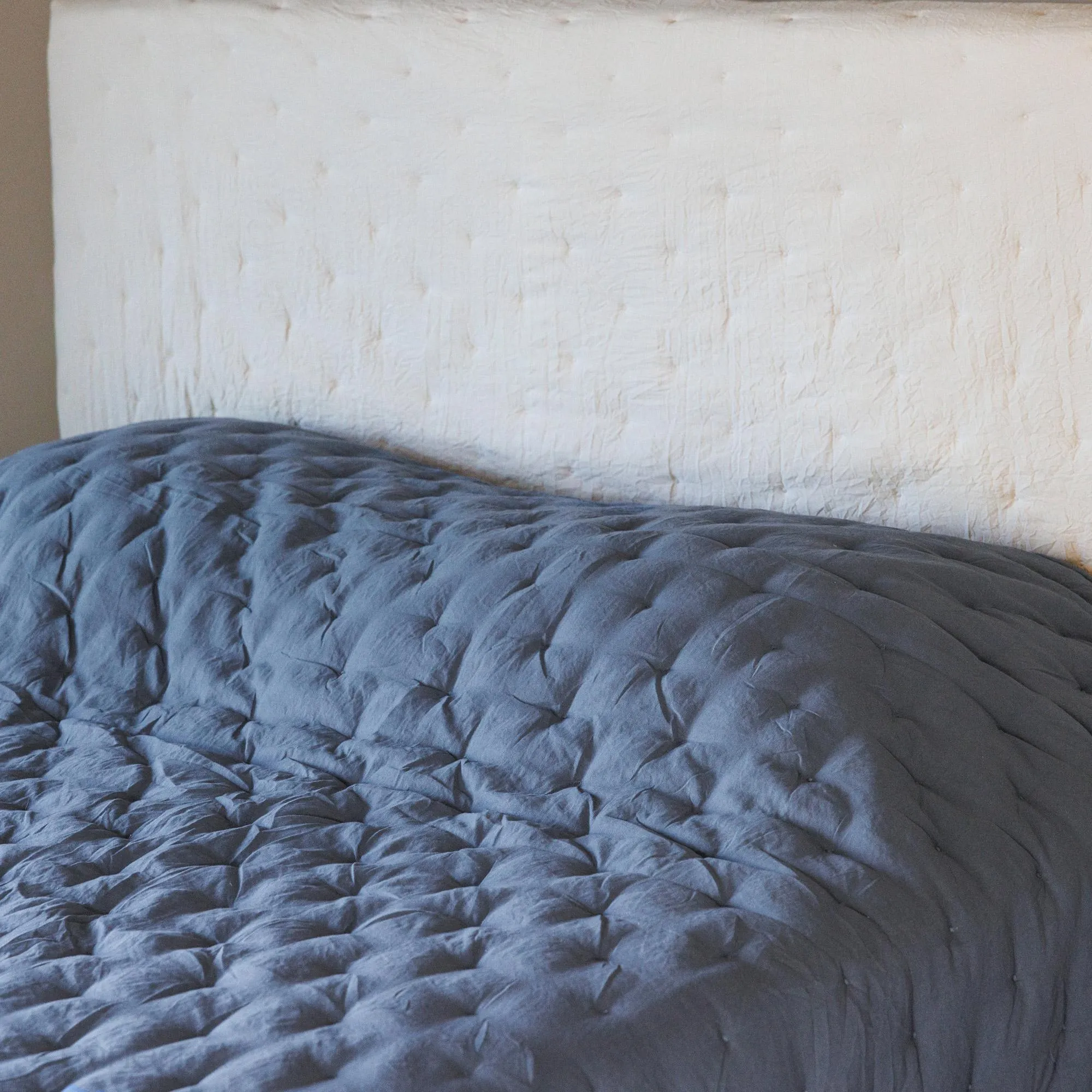 Couvre-lit 240x260 cm CELESTE velours piquage points brodés bleu Métal