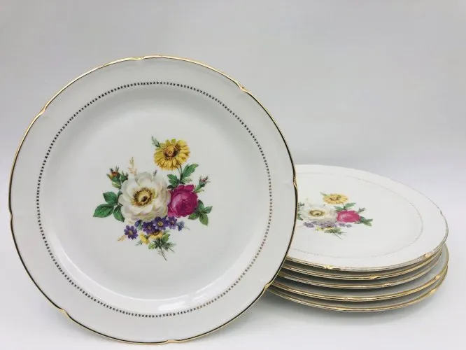 6 Assiettes Plates. En porcelaine, pâte et émaux de Limoges C.G.