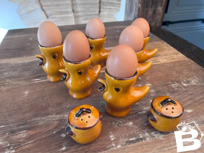 6 coquetiers et 2 salerons en céramique années 50