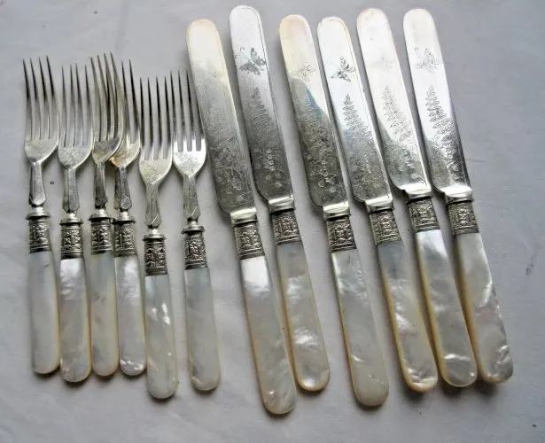 6 Fourchettes et 6 couteaux à gâteau anglais signés EPSE, manche nacre, Art Déco