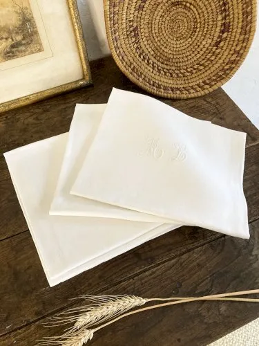 8 anciennes serviettes de table damassées et monogramées en mélange coton/lin