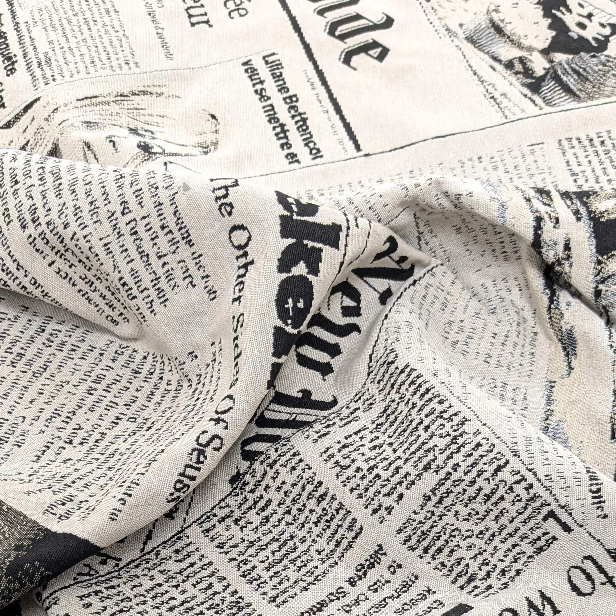 Tissu jacquard tissé teint NEWS motif journal mixte 290 g/m² noir