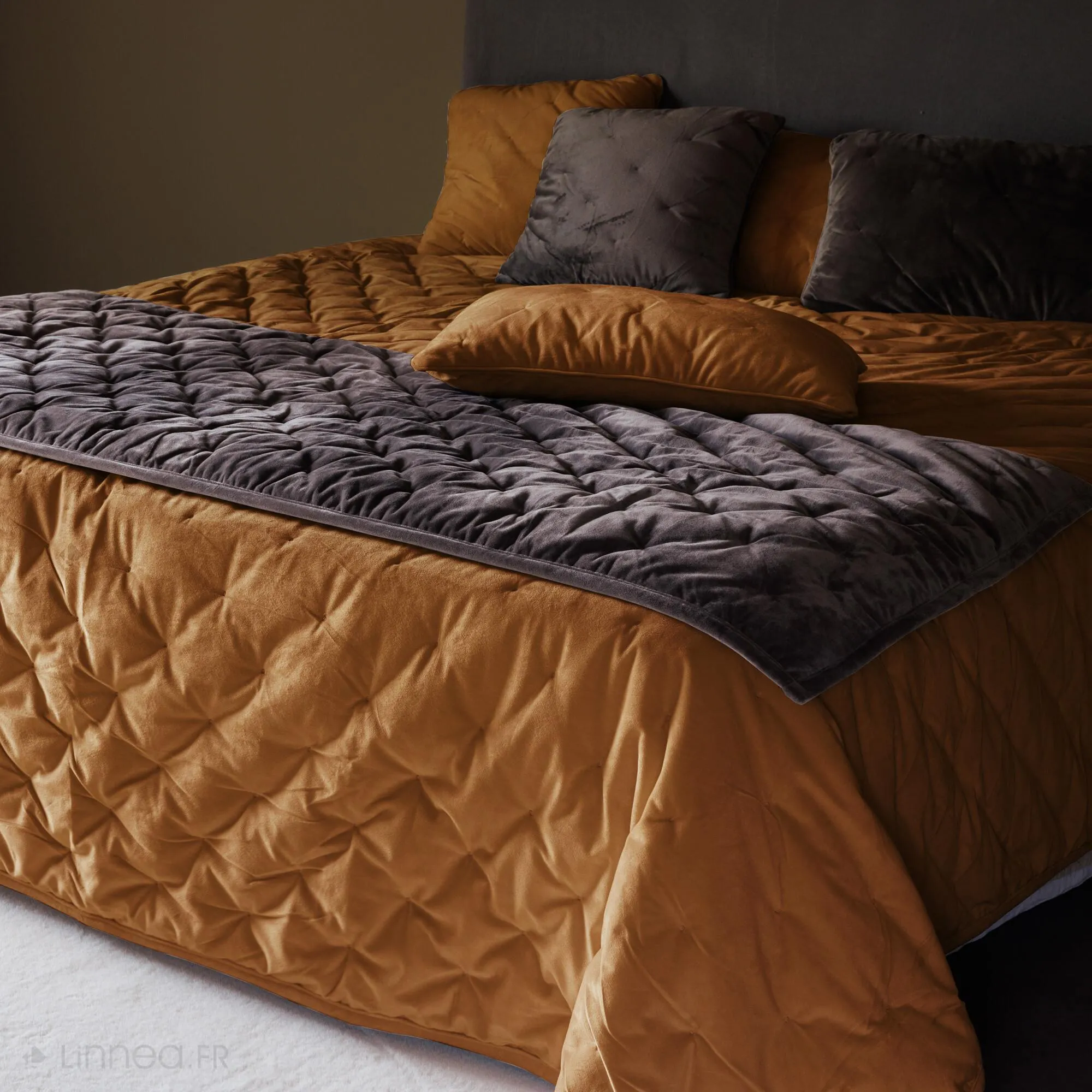 Couvre-lit 220x240 GIPSY velours piquage points brodés marron Camel