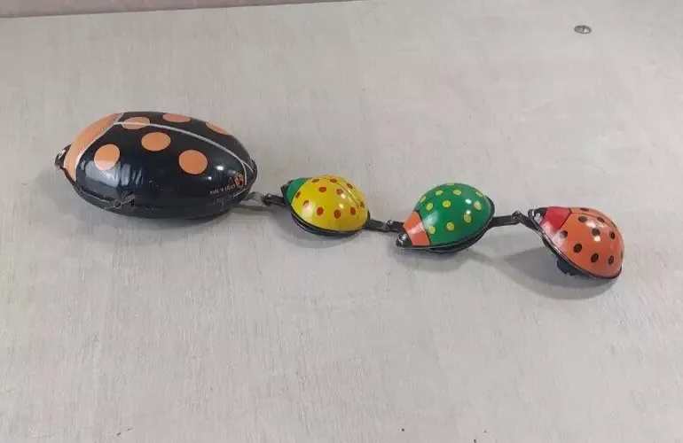 Ancien jouet en tôle mécanique à clé, famille coccinelle, Joustra 1036