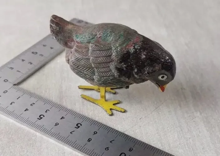 Ancien jouet mécanique en plastique, à clé, oiseau / moineau picoreur, Gégé