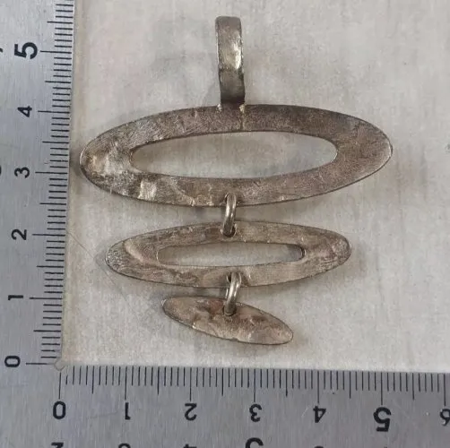 Ancien pendentif Nelly Biche de Bère, en métal argenté, vintage