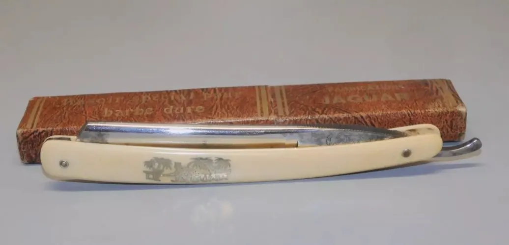 -ANCIEN RASOIR COUPE CHOUX DANS SA BOITE marque JAGUAR ERAIME COLLECTION  D