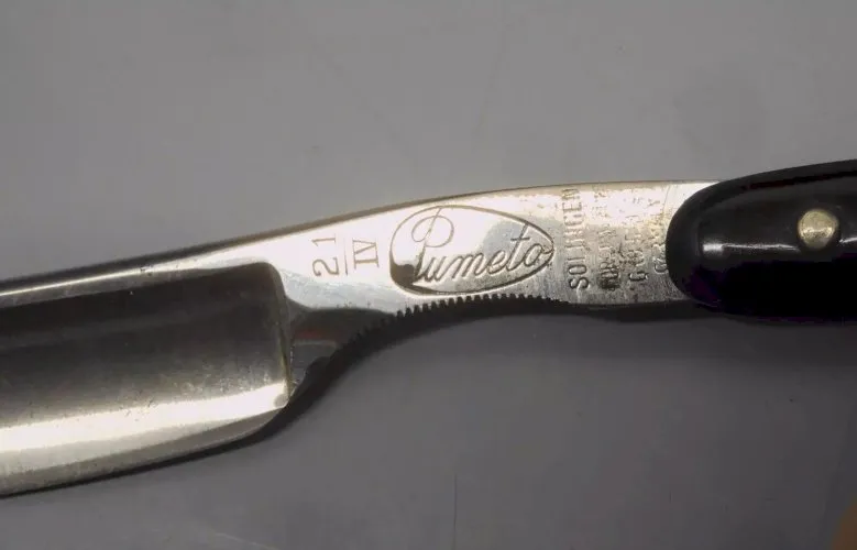 -ANCIEN RASOIR COUPE CHOUX DANS SA BOITE marque PUMETO SOLINGEN COLLECTION  D