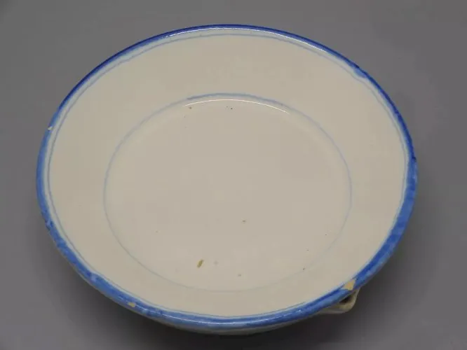 -ANCIENNE ASSIETTE à BOUILLIE CHAUFFANTE CERAMIQUE BLANCHE EPAISSE Bord bleu  D