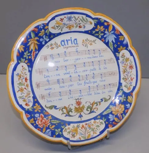 -ANCIENNE ASSIETTE EN CERAMIQUE signée AD Déco PARTITION ARIA légèrement  D