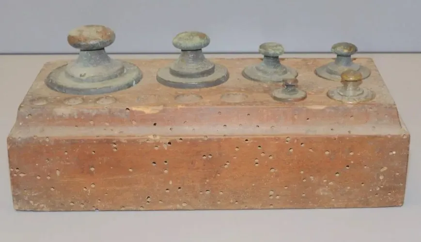 -ANCIENNE BOITE DE POIDS pour BALANCE ROBERVAL ou AUTRE 6 POIDS de 500 à 20 g D