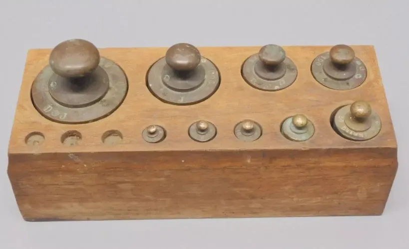 -ANCIENNE BOITE DE POIDS pour BALANCE ROBERVAL ou AUTRE de 500 à 5 g D