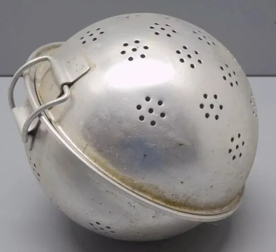 -ANCIENNE BOULE A RIZ ou LEGUMES en ALU SANS MARQUE VISIBLE déco CUISINE  D