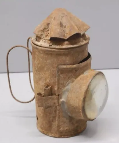 -ANCIENNE LAMPE A BOUGIE en TOLE VERRE de COULEUR ROUGE CHEMINOTS POILUS  D