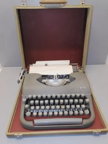 - ANCIENNE MACHINE A ECRIRE JAPY DANS SA MALLETTE de TRANSPORT FONCTIONNE  D