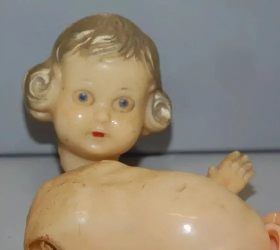 -ANCIENNE PETITE POUPEE EN PLASTIQUE RIGIDE AVEC YEUX RIBOULANTS JUS GRENIER D