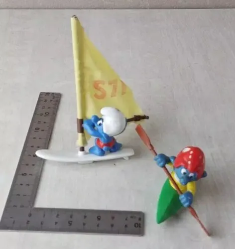 Anciennes figurines, Schtroumpf sur planche à voile + canoé, Schleich, vintage