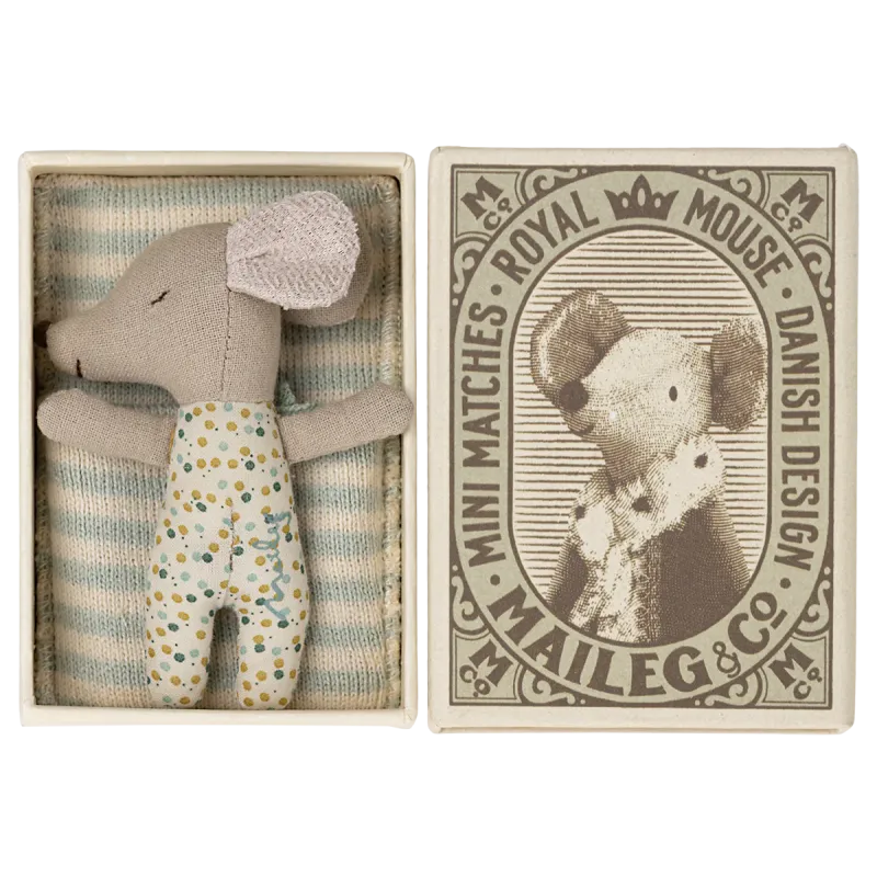 baby mouse boy dans le lit