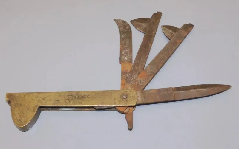 - BELLE ANCIENNE FLAMME VETERINAIRE marquée BARGE 11 Collection outil ancien  D