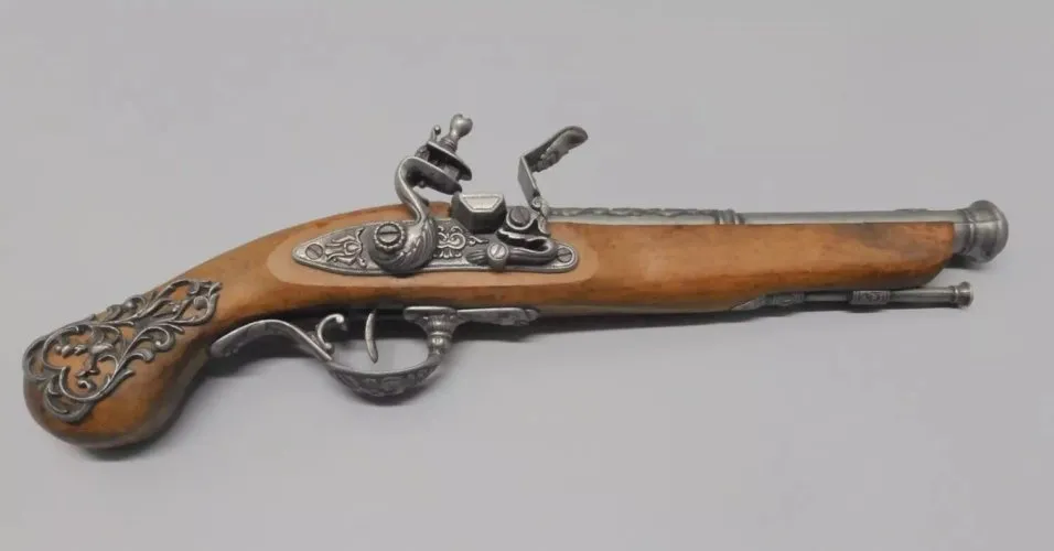 -BELLE ANCIENNE REPLIQUE DECORATIVE PISTOLET A SILEX STYLE XVIIIe de GRENIER  D